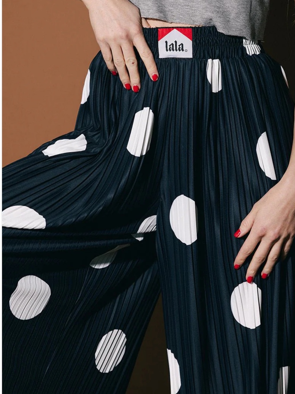 Dressed in lala Total Knock Out Pleated Boxer Pants in Polka Dot, S XL - Picture 4 of 5